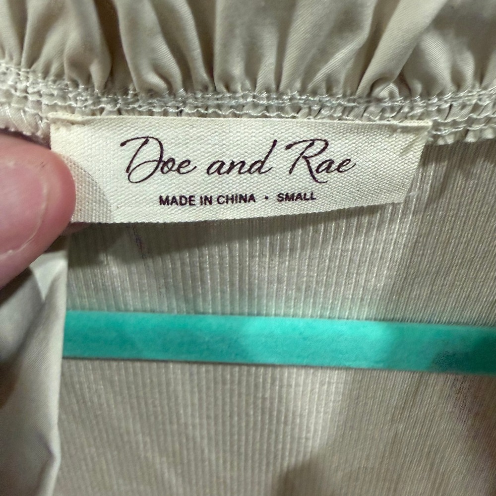 Doe and Rae Beige Ribbed Ruffle V-Neck Long Sleeve Top Small - Picture 3 of 5